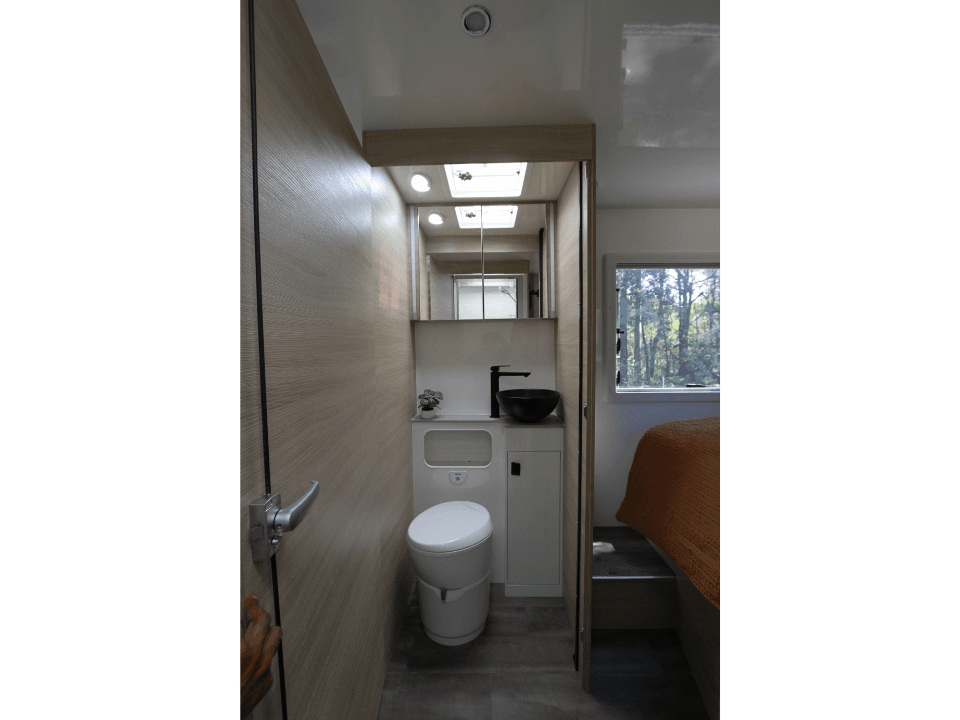 Suncamper Sovereign Q-2 bathroom overview — bathroom
