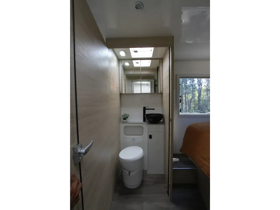 Suncamper Sovereign Q-2 bathroom overview — bathroom