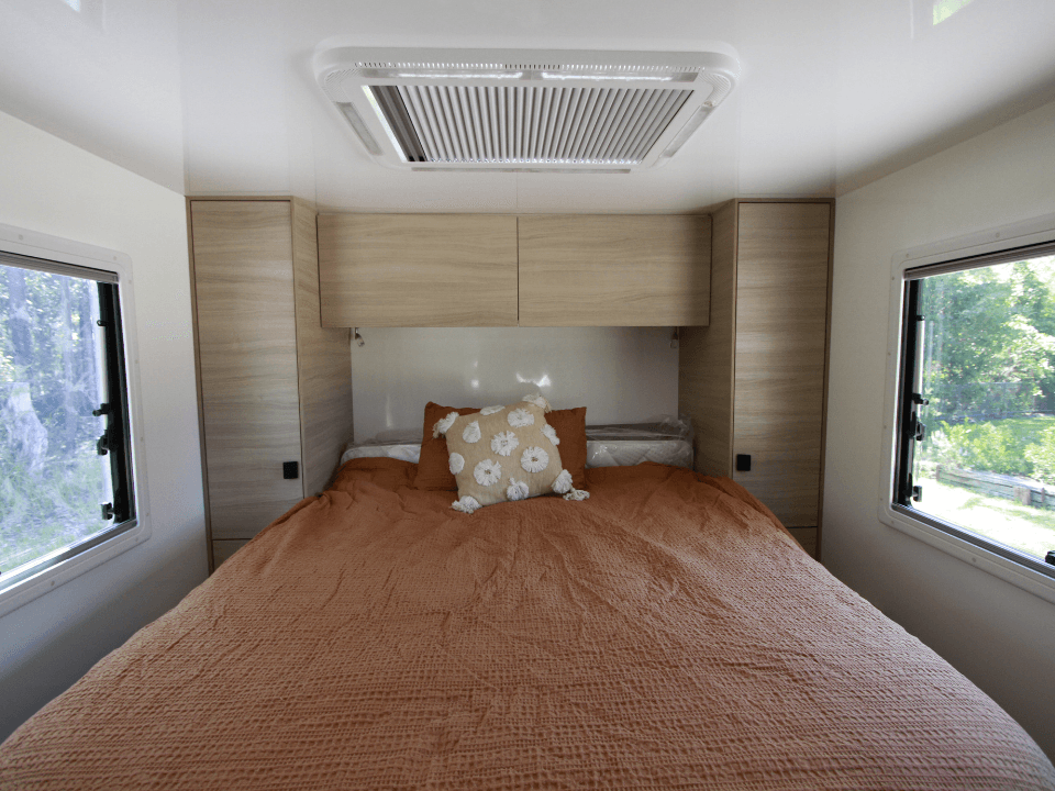 Suncamper Sovereign Q-2 bed configuration — sleeping
