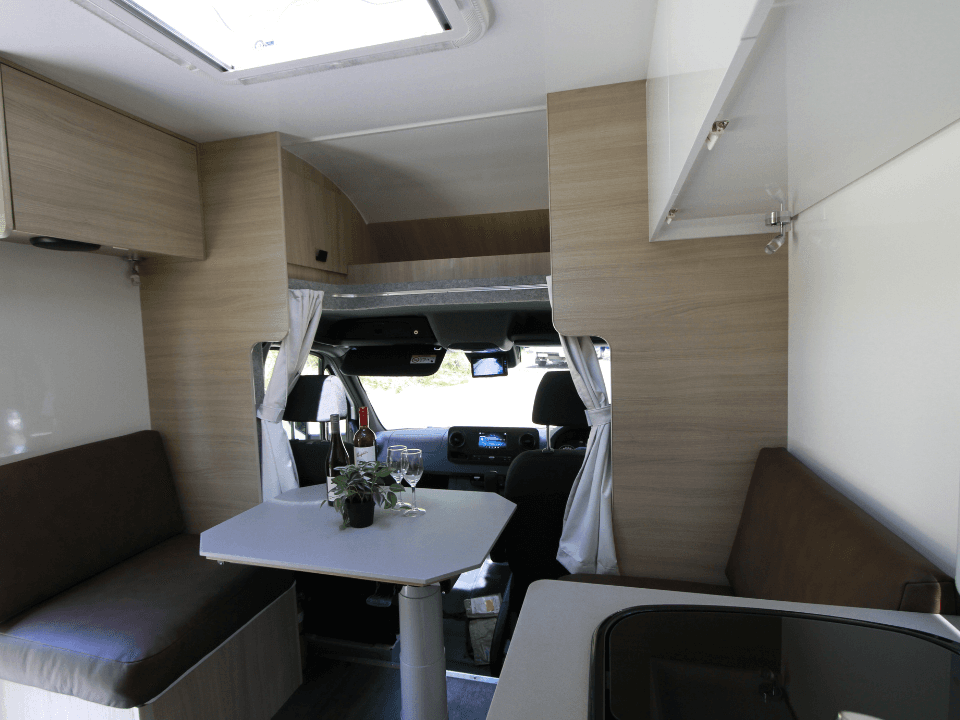 Suncamper Sovereign Q-2 seating area — interior